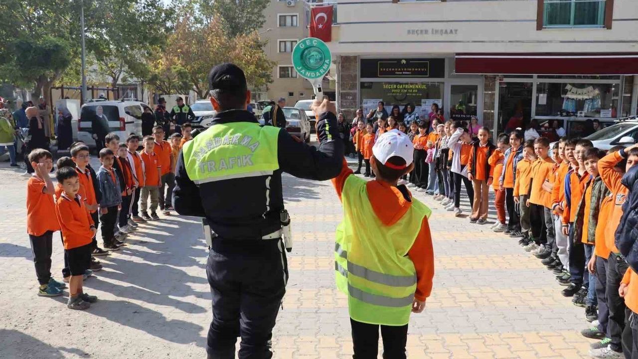Manisa’da 34 okul önünde eş zamanlı yaya geçidi denetimi (04 Kasım 2025)