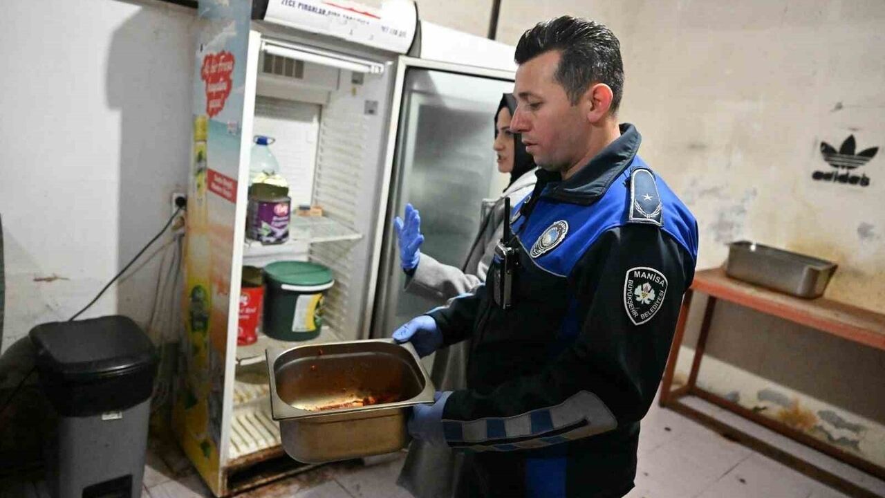 Manisa'da hijyen ihlali: 150 kilo pişmiş tavuk ele geçirildi, işletme mühürlendi