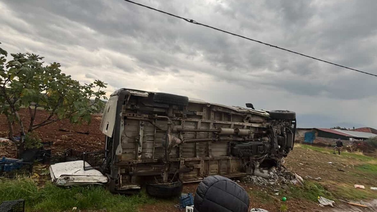 Manisa'da kamyonet devrildi: Ankara-İzmir D300'de sürücü hayatını kaybetti, 1 kişi yaralandı