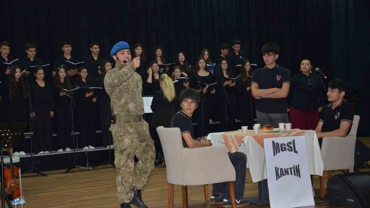 Manisa'da 'Kim Var?' Sanat Etkinliği: Manisa Güzel Sanatlar Lisesi Öğrencileri Sahne Aldı