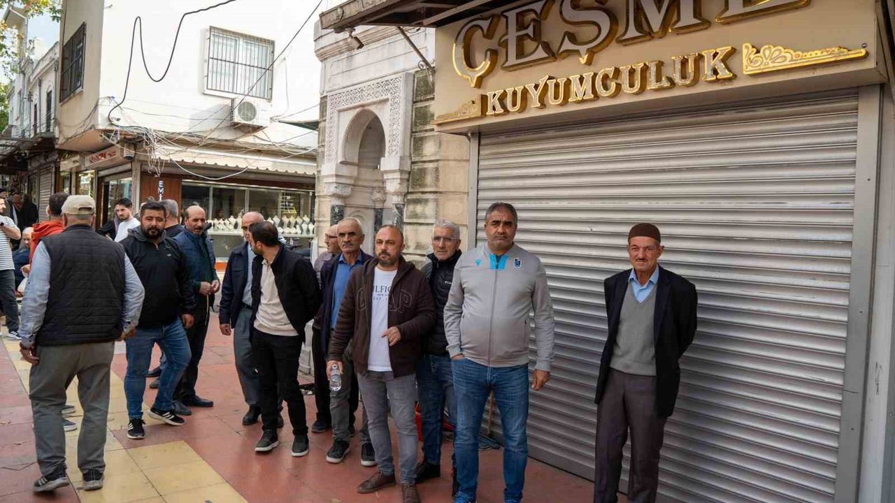 Manisa'da kuyumcu önünde mağdurlar toplandı: Altın ve nakit emanetleri geri alınamadı