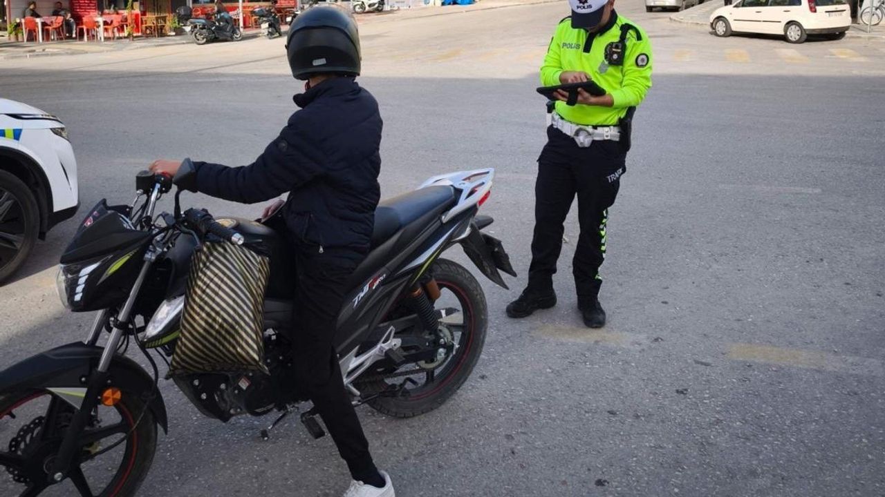 Manisa'da motosiklet ve cam filmi denetiminde 2 bin 243 araç kontrol edildi