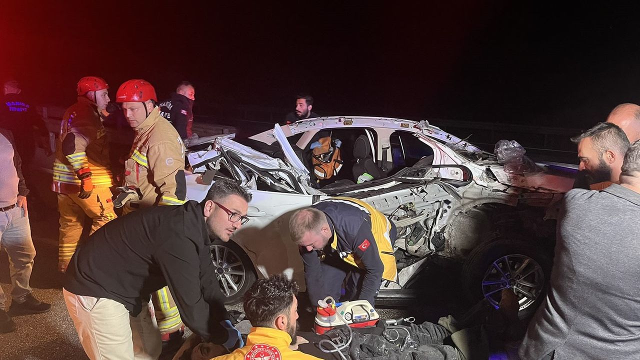 Manisa'da otomobilin kamyonete arkadan çarpması: 1 ölü, 2 yaralı