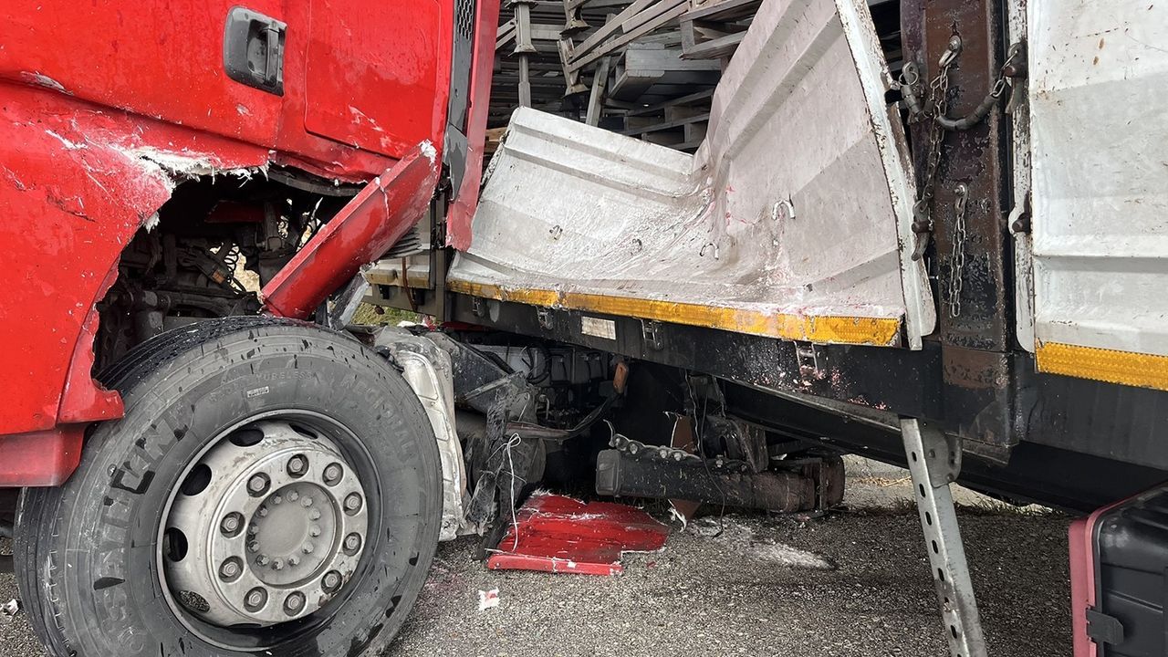 Manisa Kula'da yağış nedeniyle tır makasladı, D300'te trafik kısa süreli durdu