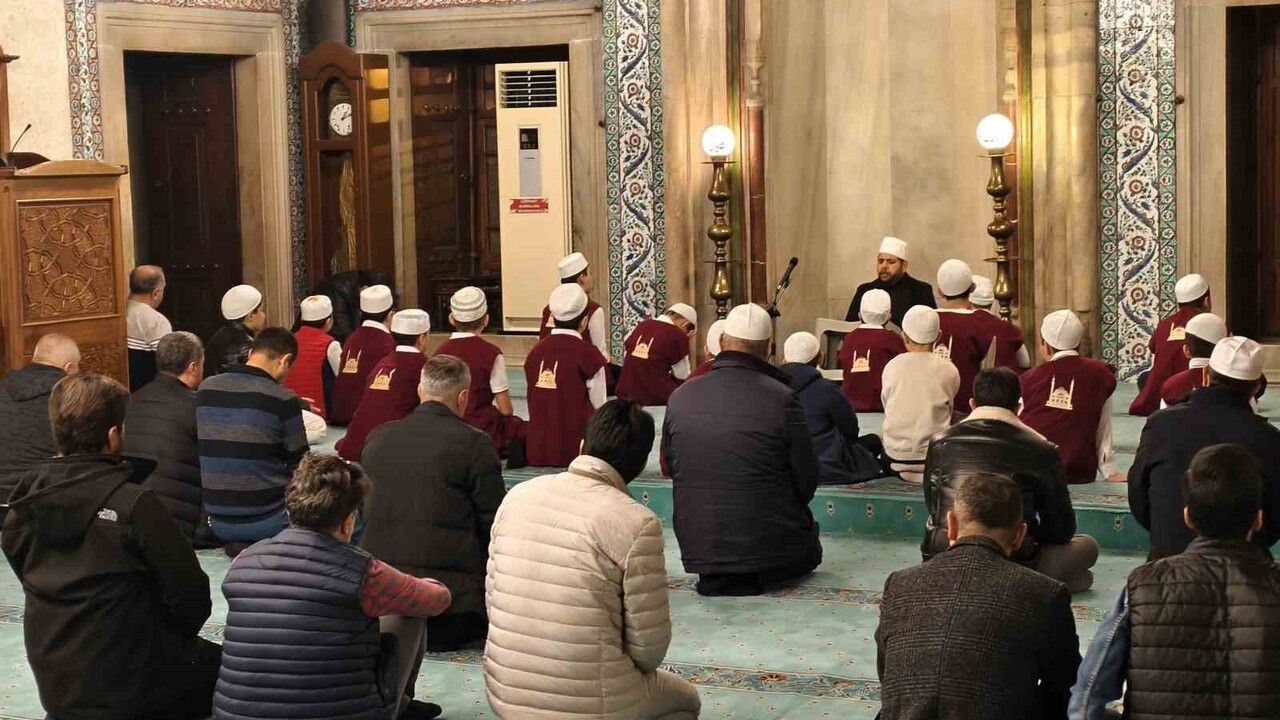 Manisa Muradiye Camii'nde Sabah Namazı Buluşması: Mimar Sinan’ın Ege’deki Tek Eseri Manevi Atmosferde Canlandı
