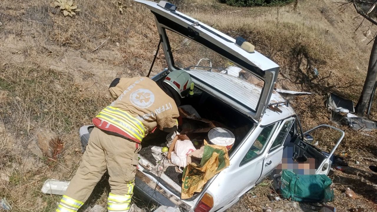 Manisa'nın Kula ilçesinde devrilen otomobilde karı koca hayatını kaybetti