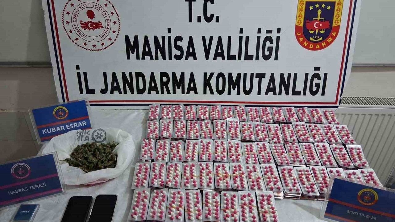 Manisa'nın Salihli ilçesinde jandarma operasyonunda 3 bin 248 uyuşturucu hap ve 500 gram esrar ele geçirildi