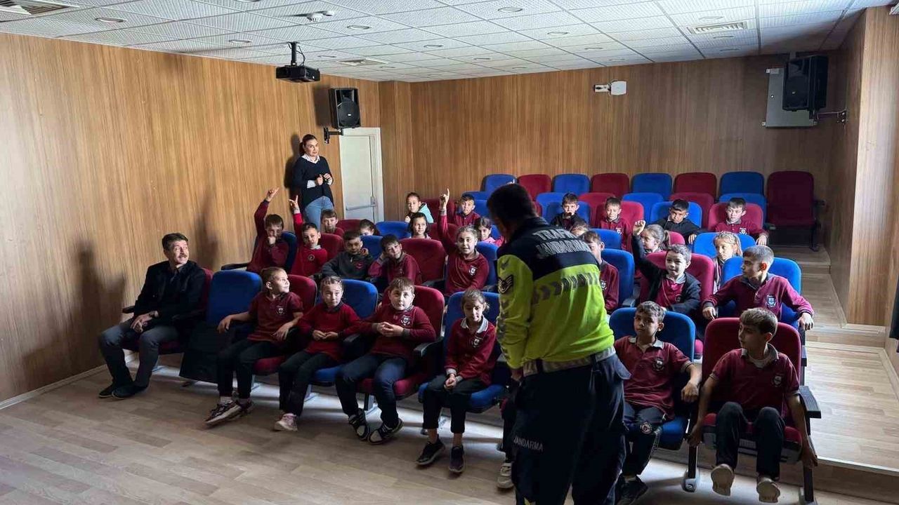 Manisa Sarıgöl’de Jandarma 35 Öğrenciye Trafik Eğitimi Verdi