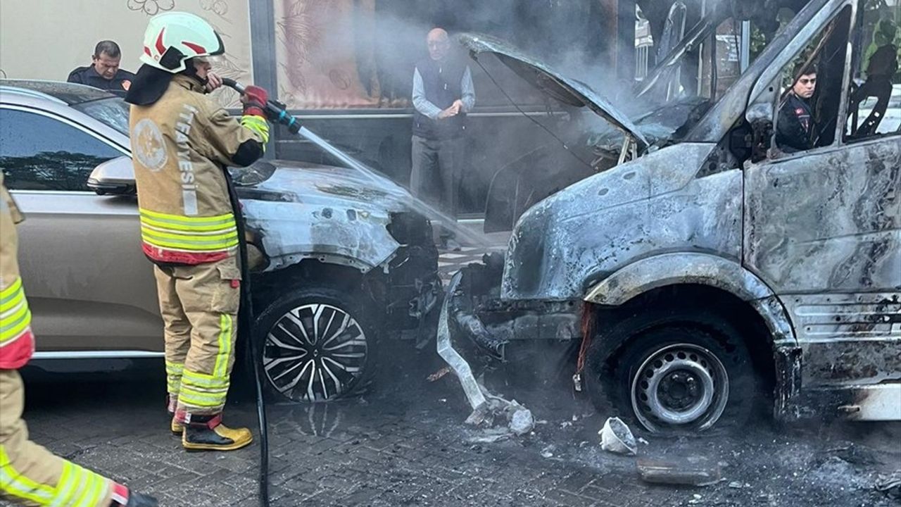 Manisa Turgutlu'da öğrenci servisinde yangın: 2 araç hasar gördü