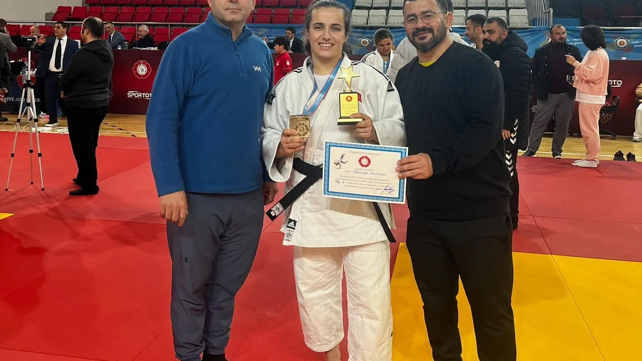 Manisalı Judocu Yadigar Talayhan, İşitme Engelliler Olimpiyatları için Tokyo'ya Uğurlandı