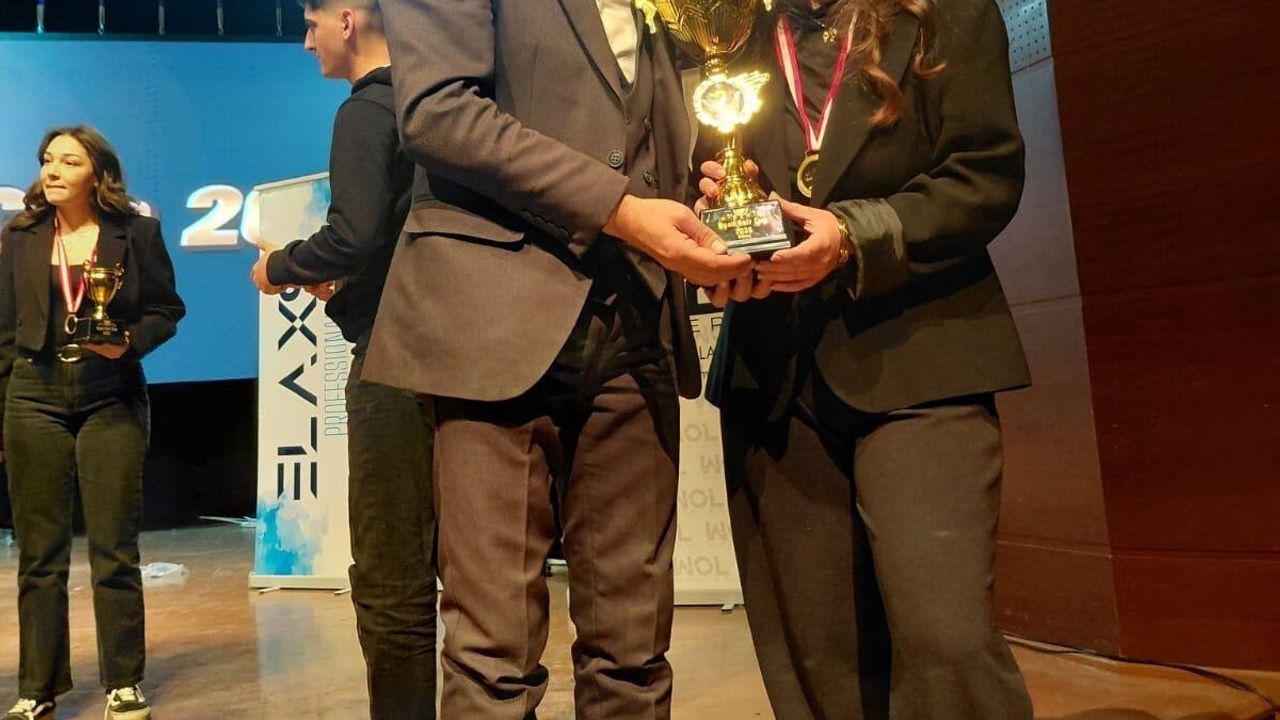 Manisalı kuaförler Uşak Hair Cup 2025'ten 3 kupa ile döndü