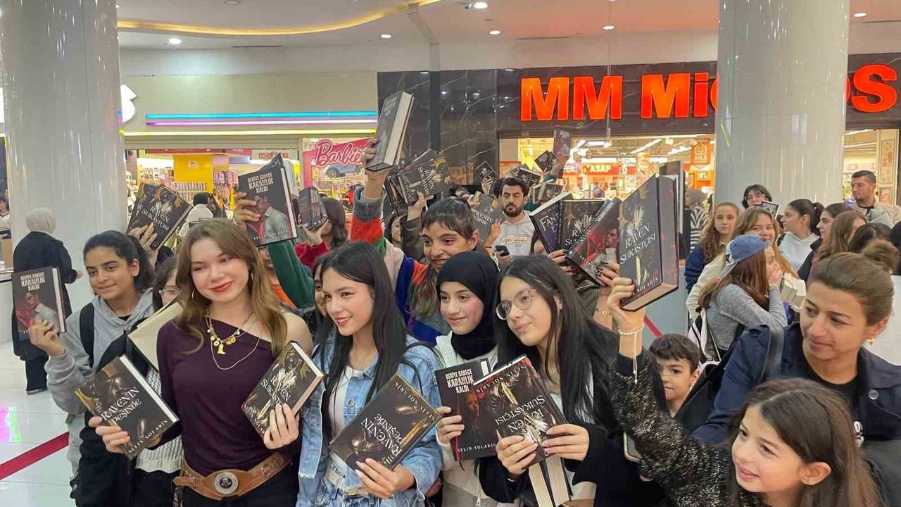 Mardian Mall'da İmza Günü: Selin Solaris ve Işıl Lima Okurlarıyla Buluştu