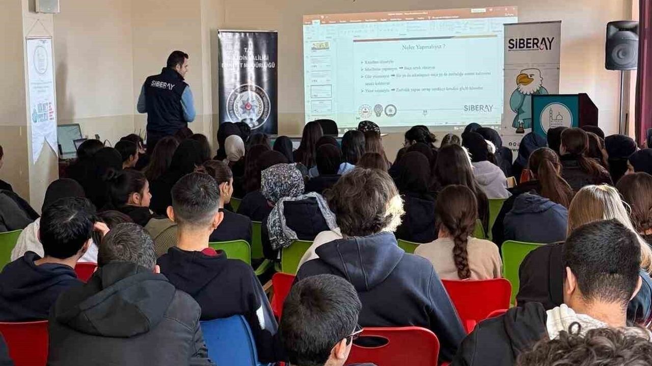 Mardin Artuklu'da öğrenciler 'Siberay' projesi kapsamında siber güvenlik eğitimi aldı