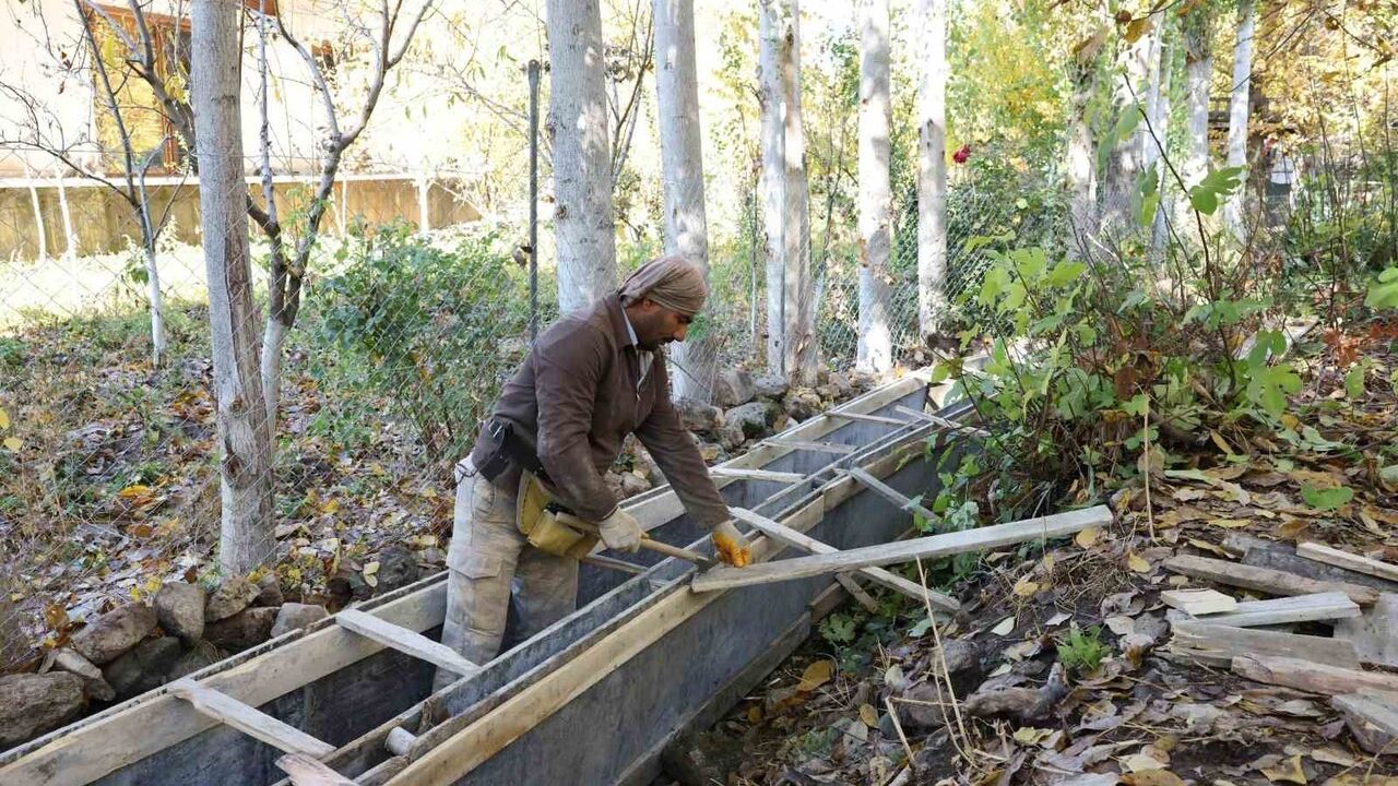 Mardin Büyükşehir Belediyesi Savur'da 600 metrelik sulama kanalını yeniliyor