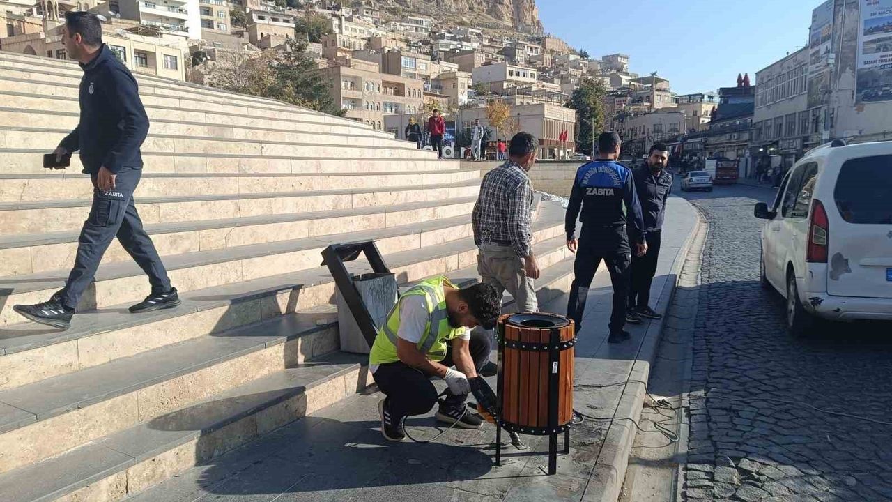 Mardin'de Artuklu 1. Cadde'de eski çöp kovaları ahşap görünümlü modern modellerle yenileniyor