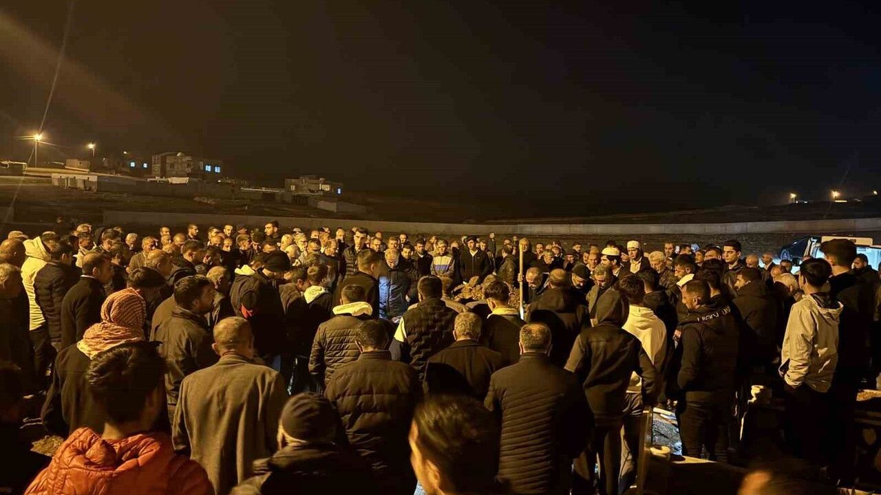 Mardin'de evde ölü bulunan aile: Baba Savur'da toprağa verildi