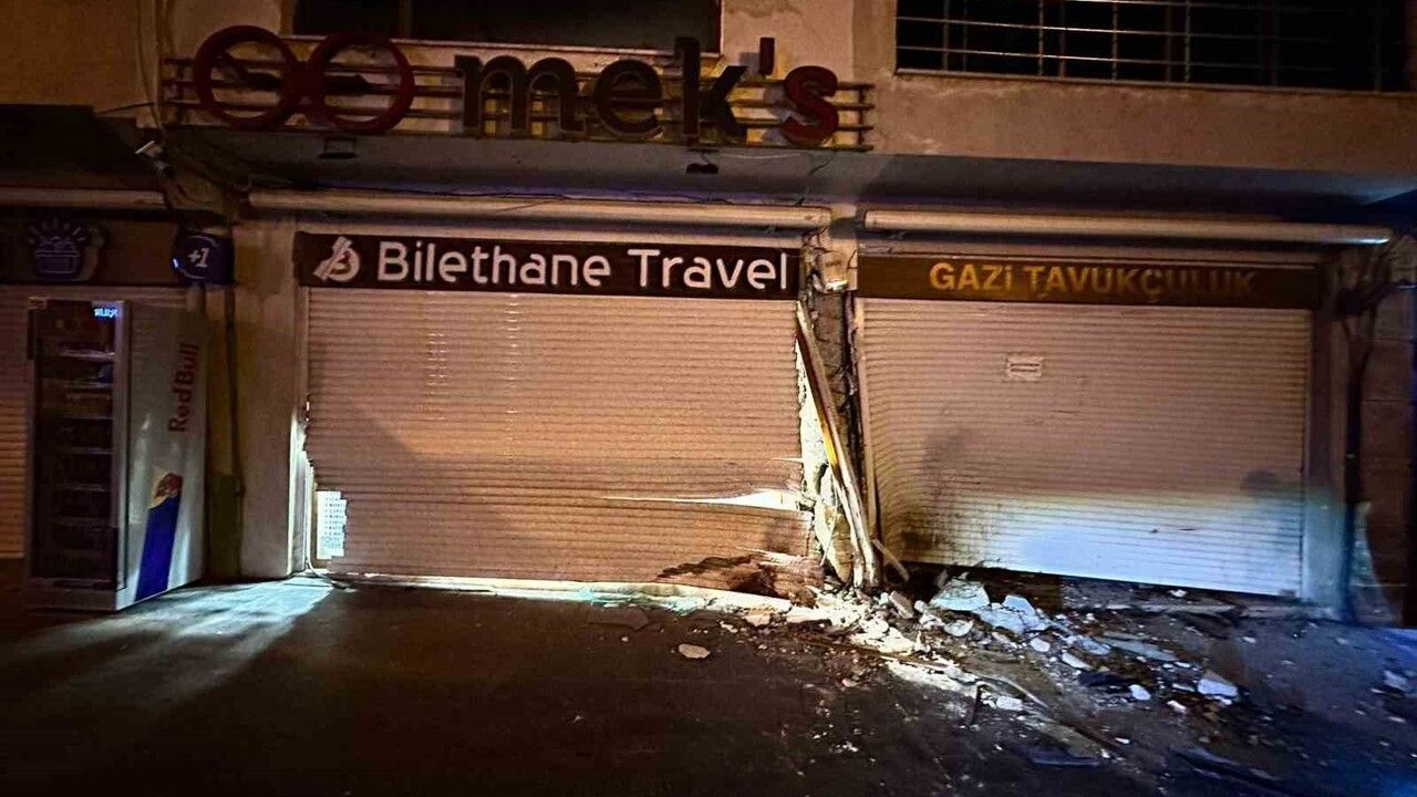 Mardin'de otomobilin iş yeri kepengine çarpması: 4 kişi yaralandı