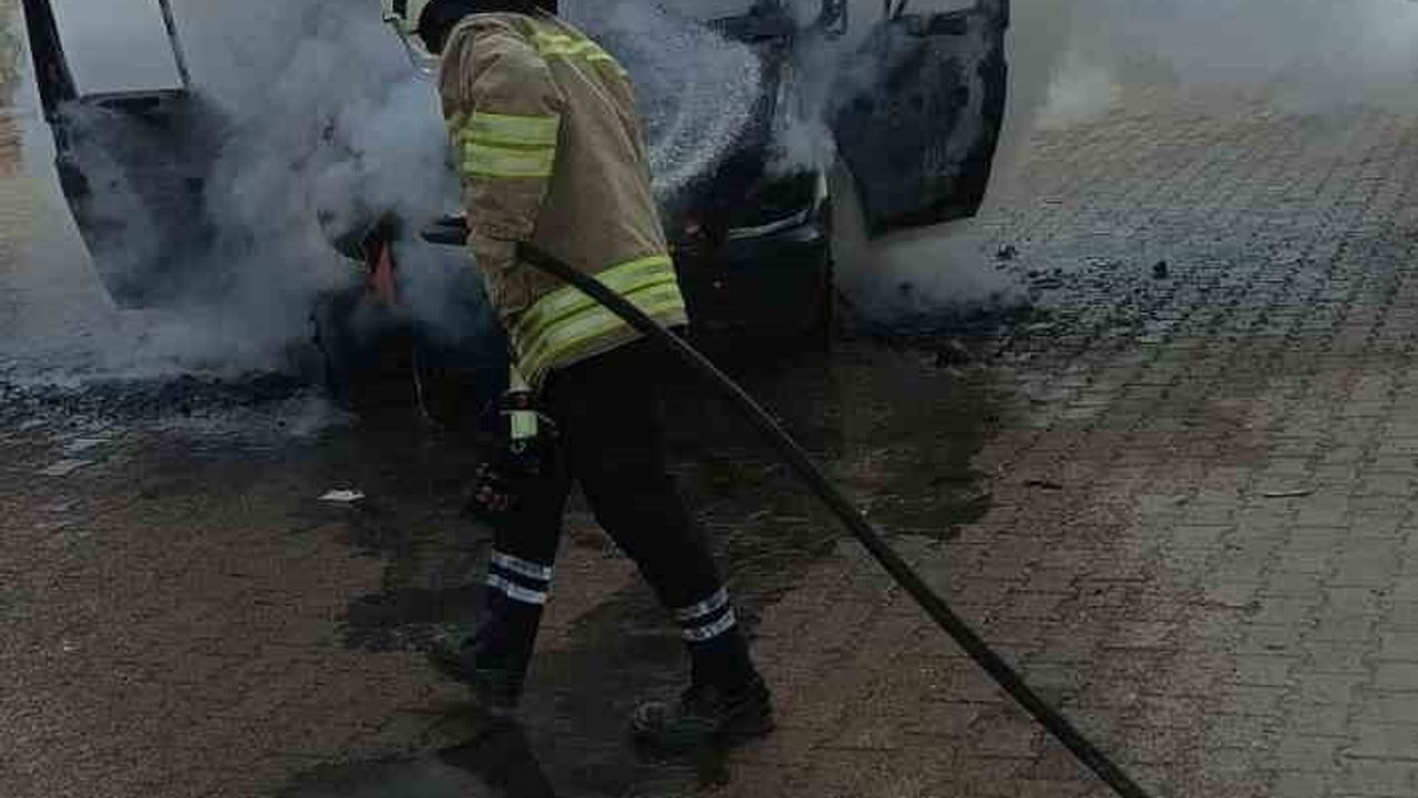 Mardin'in Nusaybin ilçesinde kamyonette yangın söndürüldü