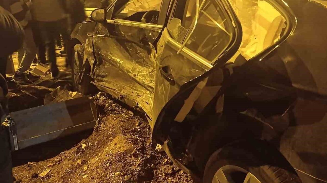 Mardin Mazıdağı'nda iki otomobilin çarpışması: 3 kişi yaralandı
