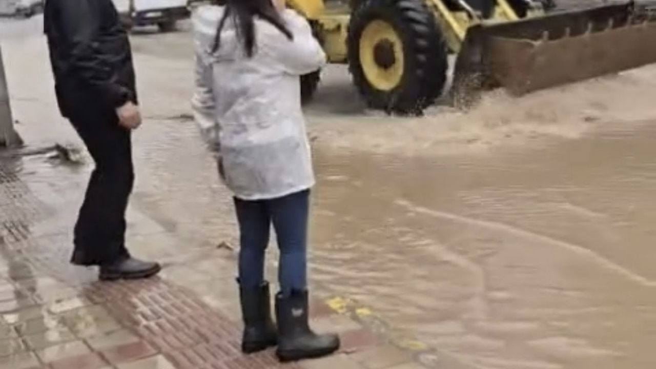 Mardin Mazıdağı'nda sağanak yolları göle çevirdi