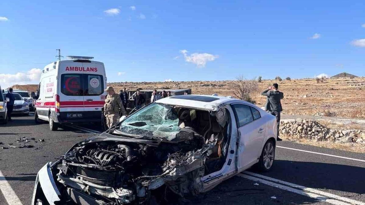 Mardin Midyat’ta otomobil ile açık kasa kamyonet çarpıştı: 2 kişi yaralandı