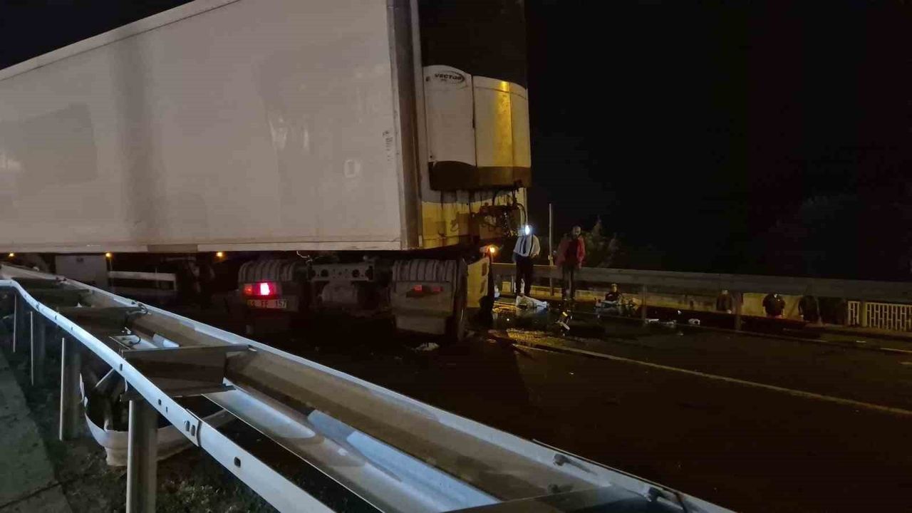 Marmaraereğlisi’nde tır bariyerlere çarptı, Tekirdağ-İstanbul yolu trafiğe kapandı