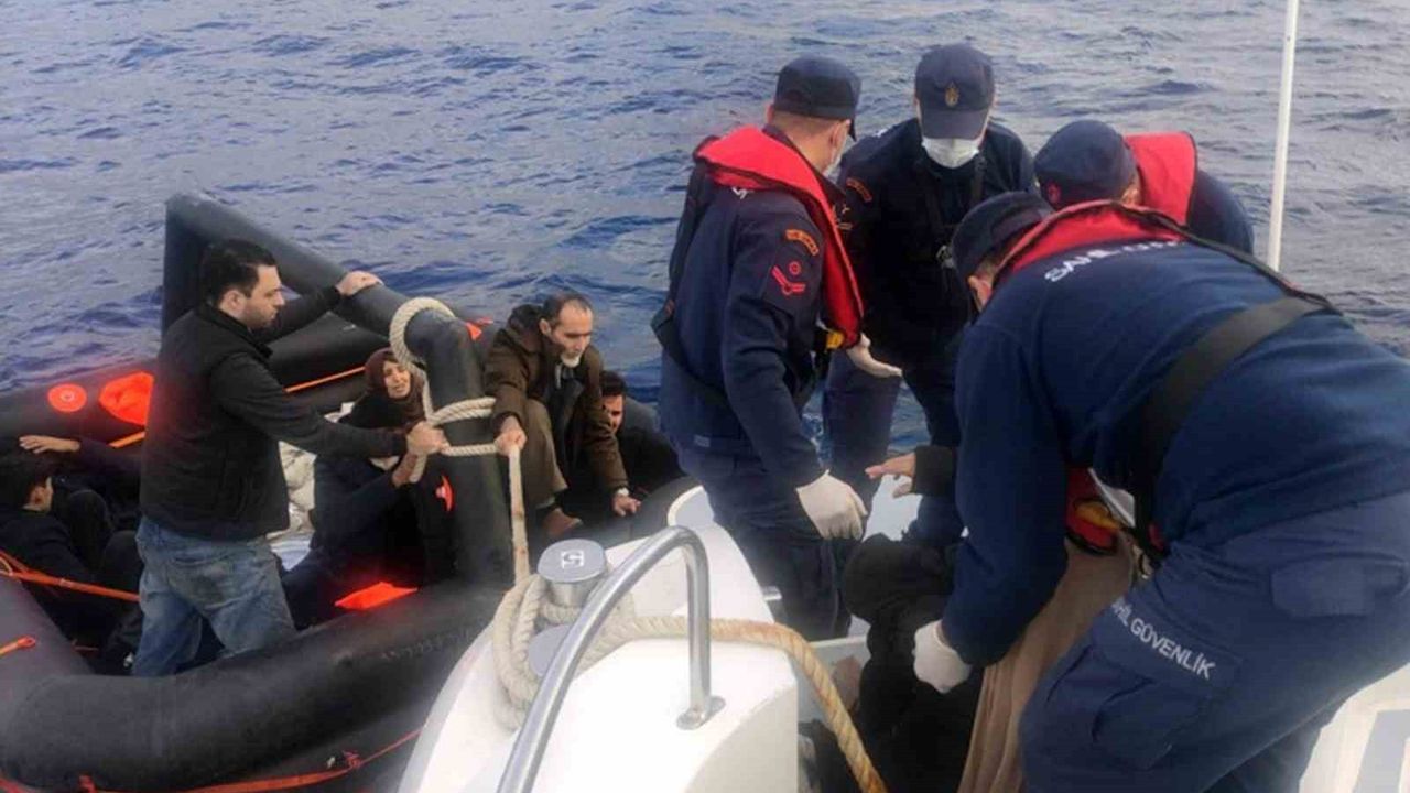 Marmaris açıklarında can salındaki düzensiz göçmenler kurtarıldı, 1 şüpheli yakalandı
