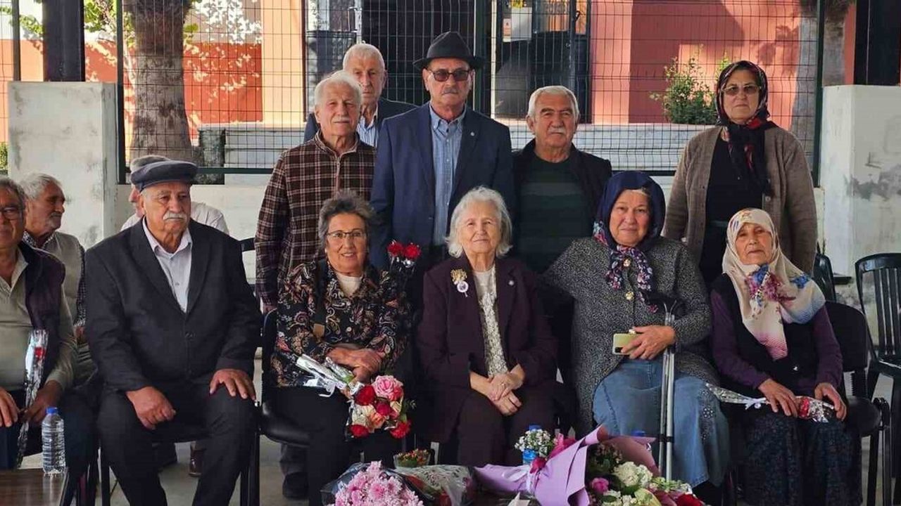 Marmaris'te 62 Yıl Sonra İlk Öğrencileriyle Buluşan Öğretmen 24 Kasım'ı Kutladı