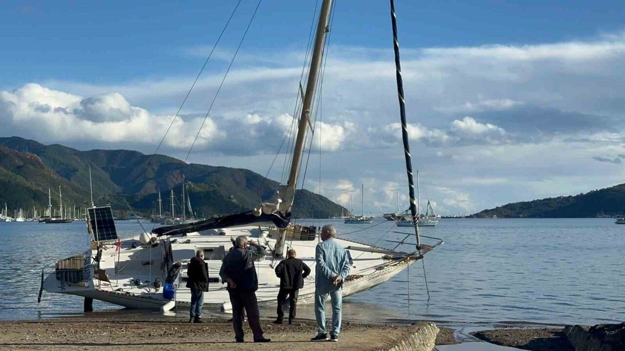 Marmaris’te fırtına üç yelkenliyi karaya vurdu; tekneler vinçle kaldırıldı