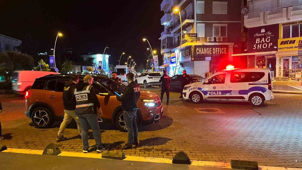 Marmaris’te Geniş Çaplı Asayiş ve Trafik Uygulaması: Yüzlerce GBT, 188 Araç Kontrol edildi