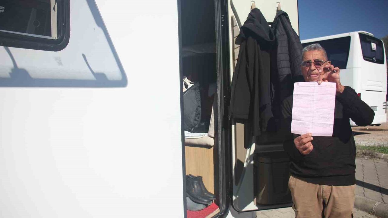 Marmaris'te motokaravanda yaşayan emekliye belediyeden 'barınma tutanağı' düzenlenmesi tartışma yarattı