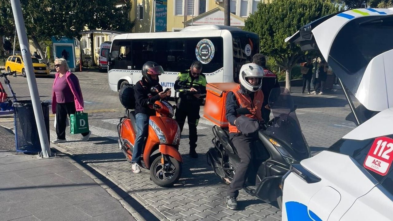 Marmaris’te motorlu kuryelere yetki belgesi ve kask denetimi