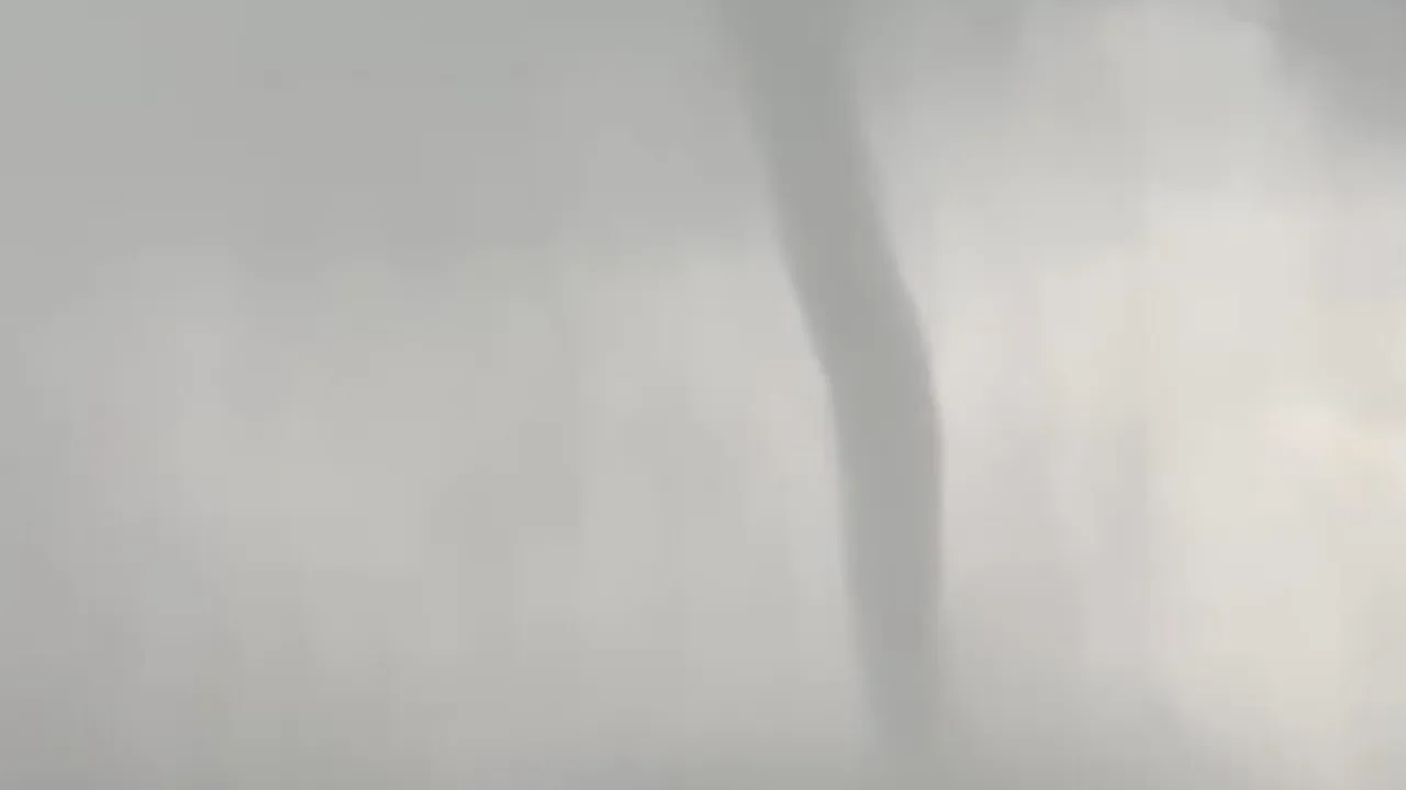 Marmaris'te sağanak sırasında denizde hortum oluştu