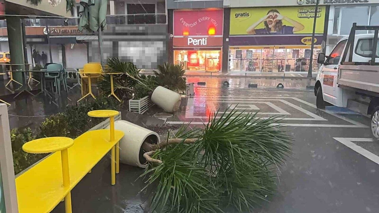 Marmaris'te şiddetli fırtına üç yelkenliyi karaya vurdu; ekipler teyakkuzda