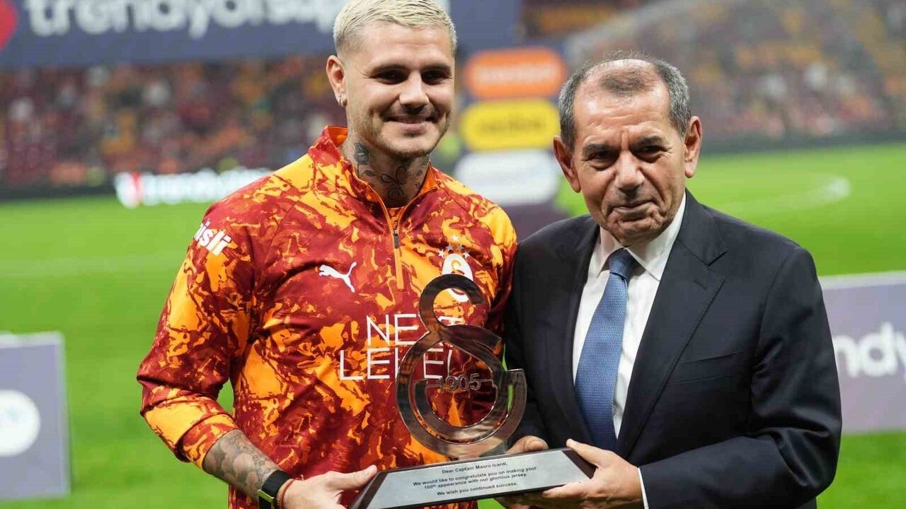 Mauro Icardi'ye Galatasaray'da 100. resmi maç anısına plaket verildi