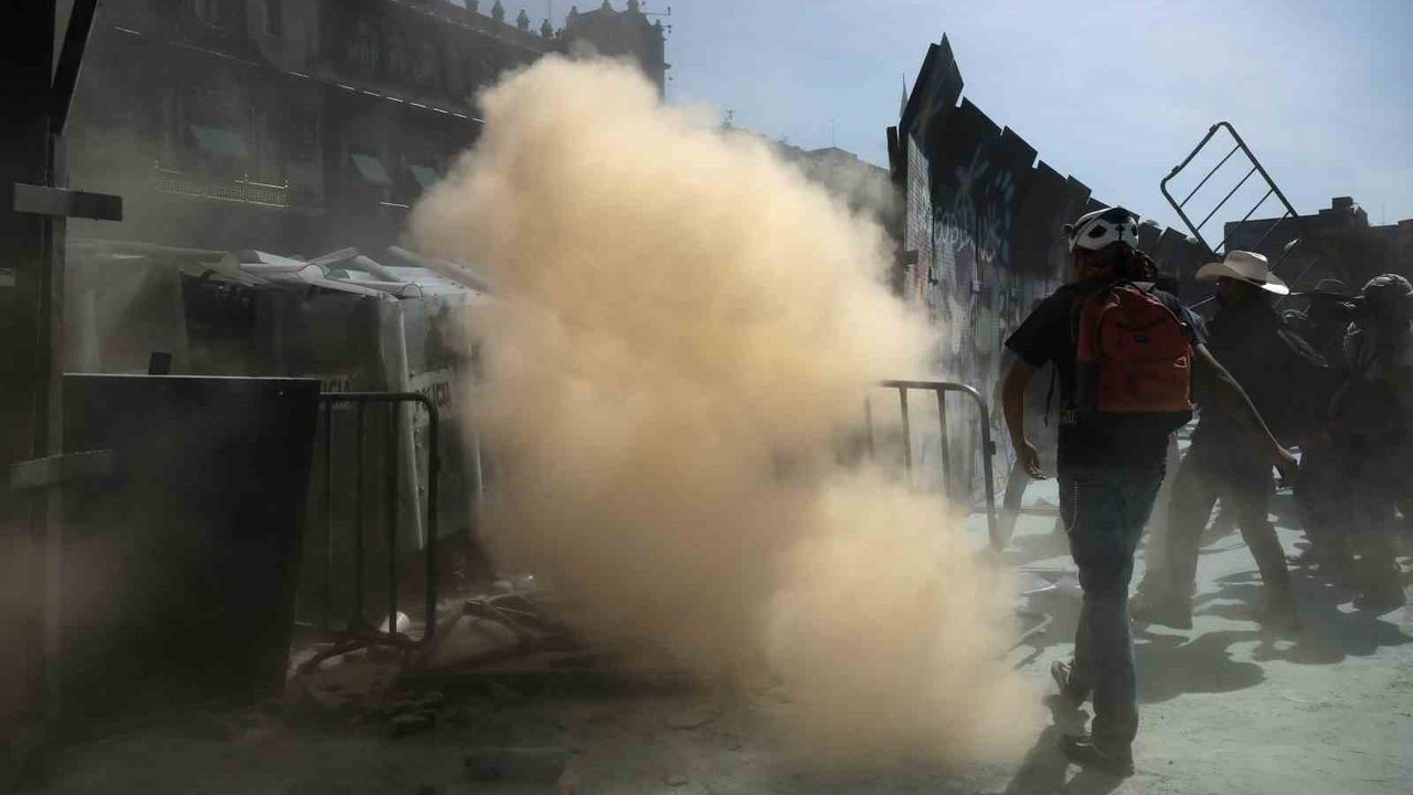 Meksika'da hükümet karşıtı protestoda çatışma: 100'ü polis 120 yaralı, 20 gözaltı