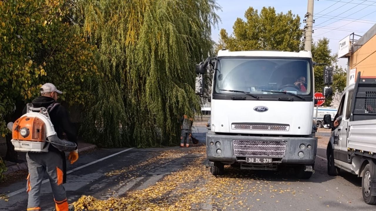 Melikgazi Belediyesi 58 mahallede kapsamlı sonbahar temizliği yürütüyor