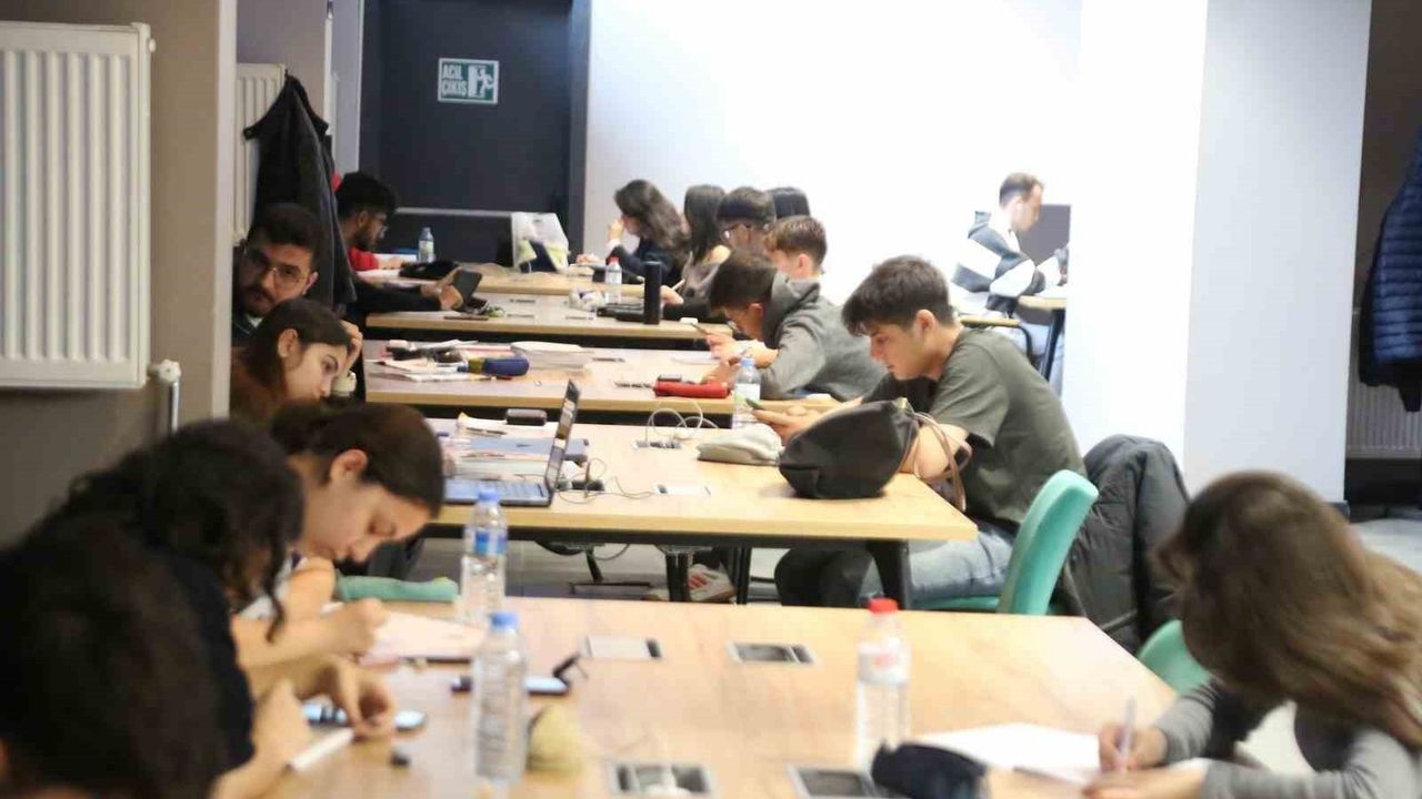 Melikgazi’nin Akıl Küpü Kütüphaneleri ara tatilde öğrencilerle dolup taşıyor