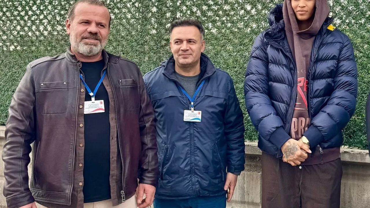 Melissa Vargas, Malatya'da uygulamalı ehliyet sınavını başarıyla tamamladı