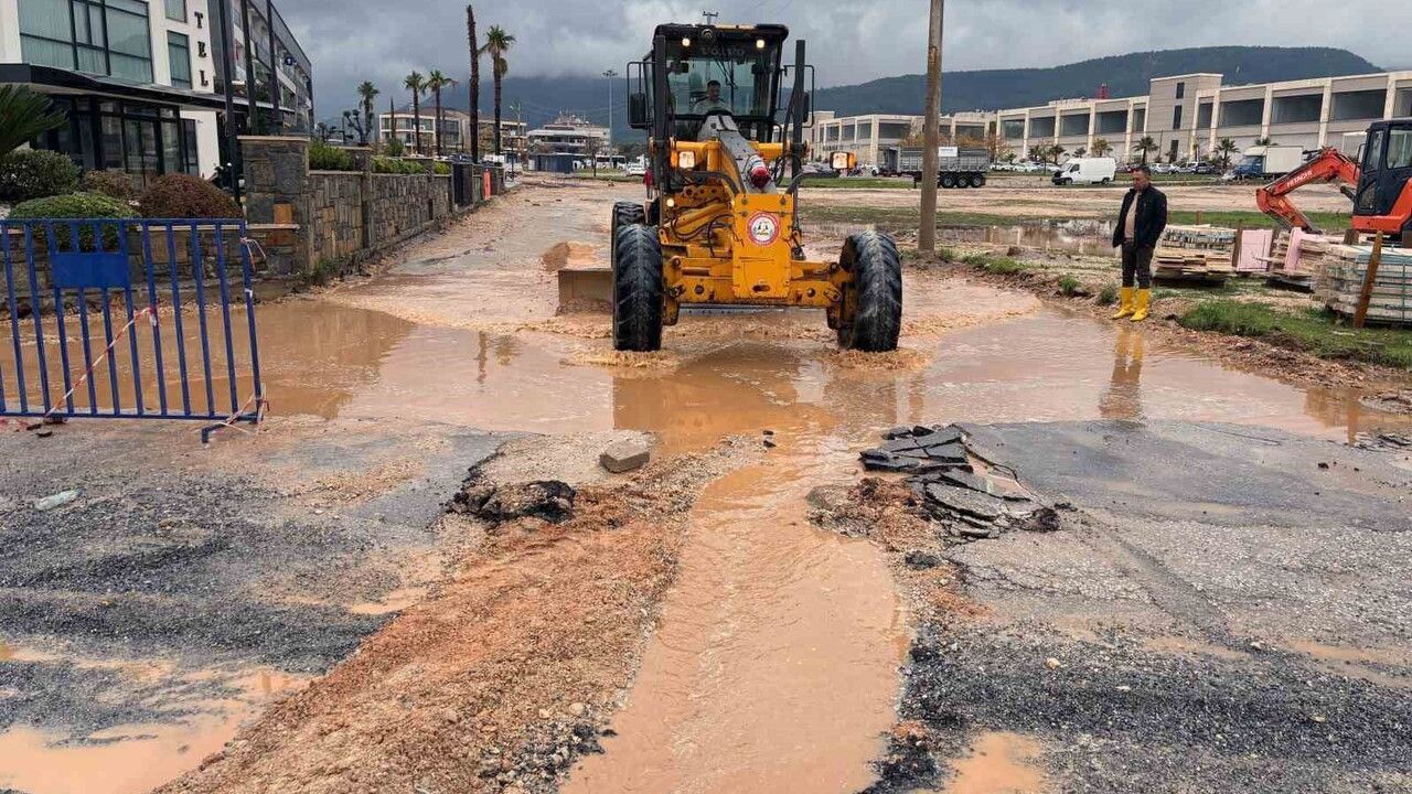 Menteşe Belediyesi yoğun yağışa karşı su baskını müdahalelerini sürdürüyor