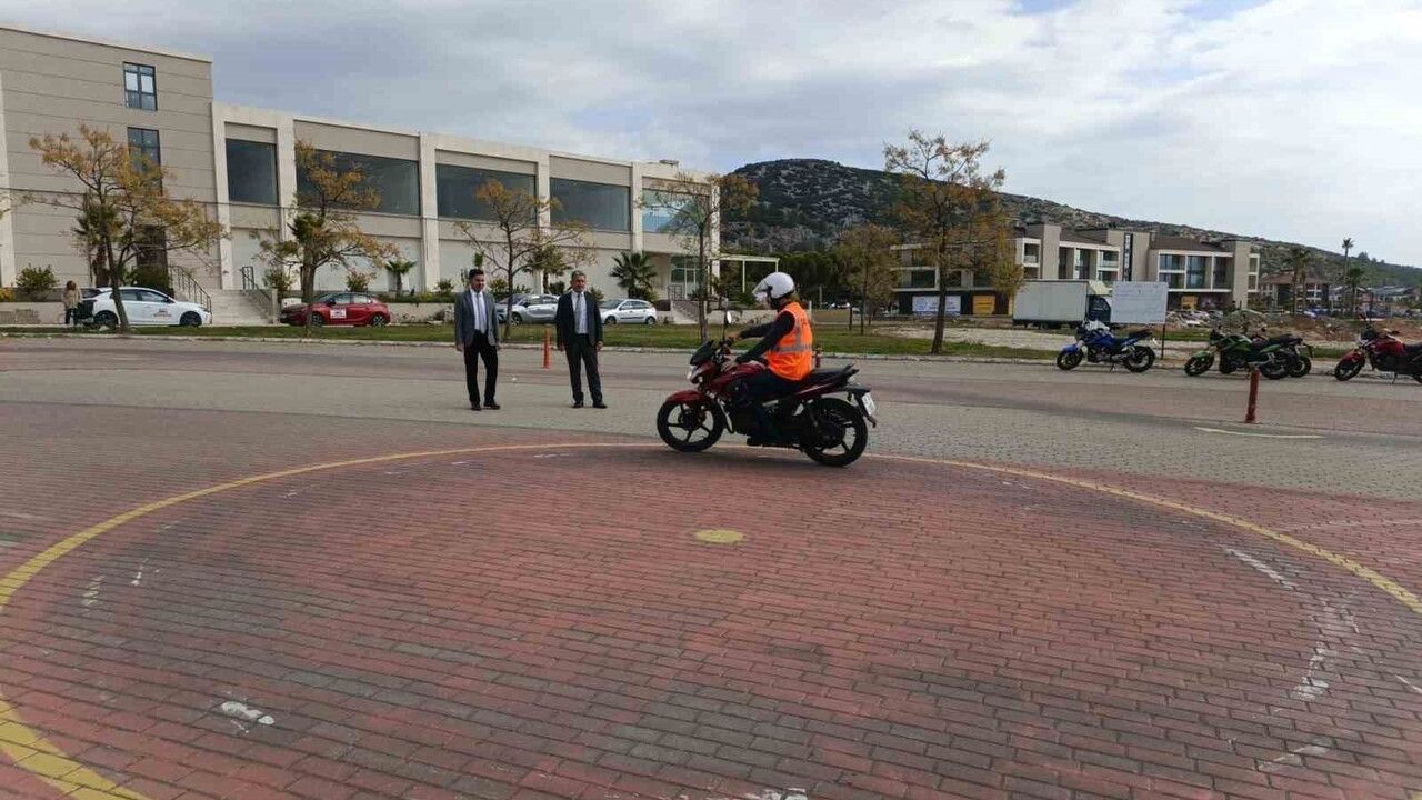 Menteşe'de direksiyon sınav komisyonlarına 12 saatlik uygulamalı eğitim tamamlandı