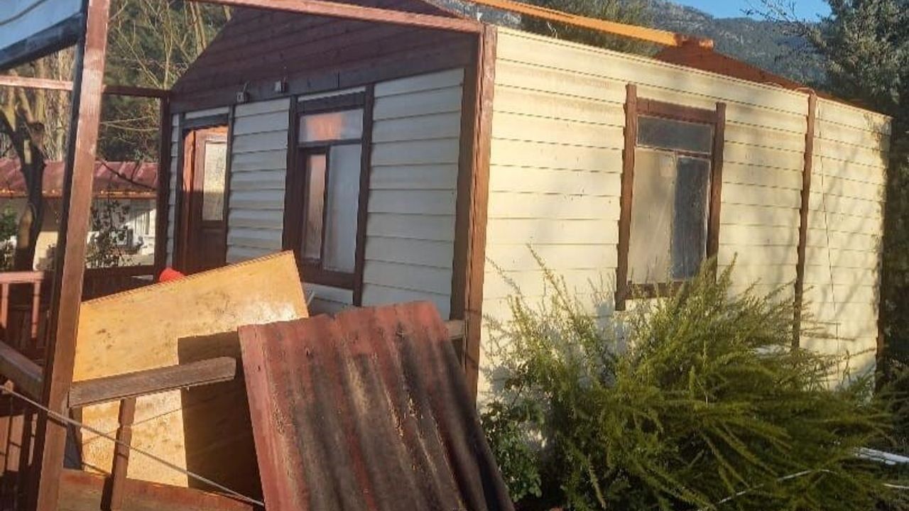 Menteşe'de Gece Fırtınası Orta Yaraş'ta Çatı ve Dış Cephe Hasarına Yol Açtı