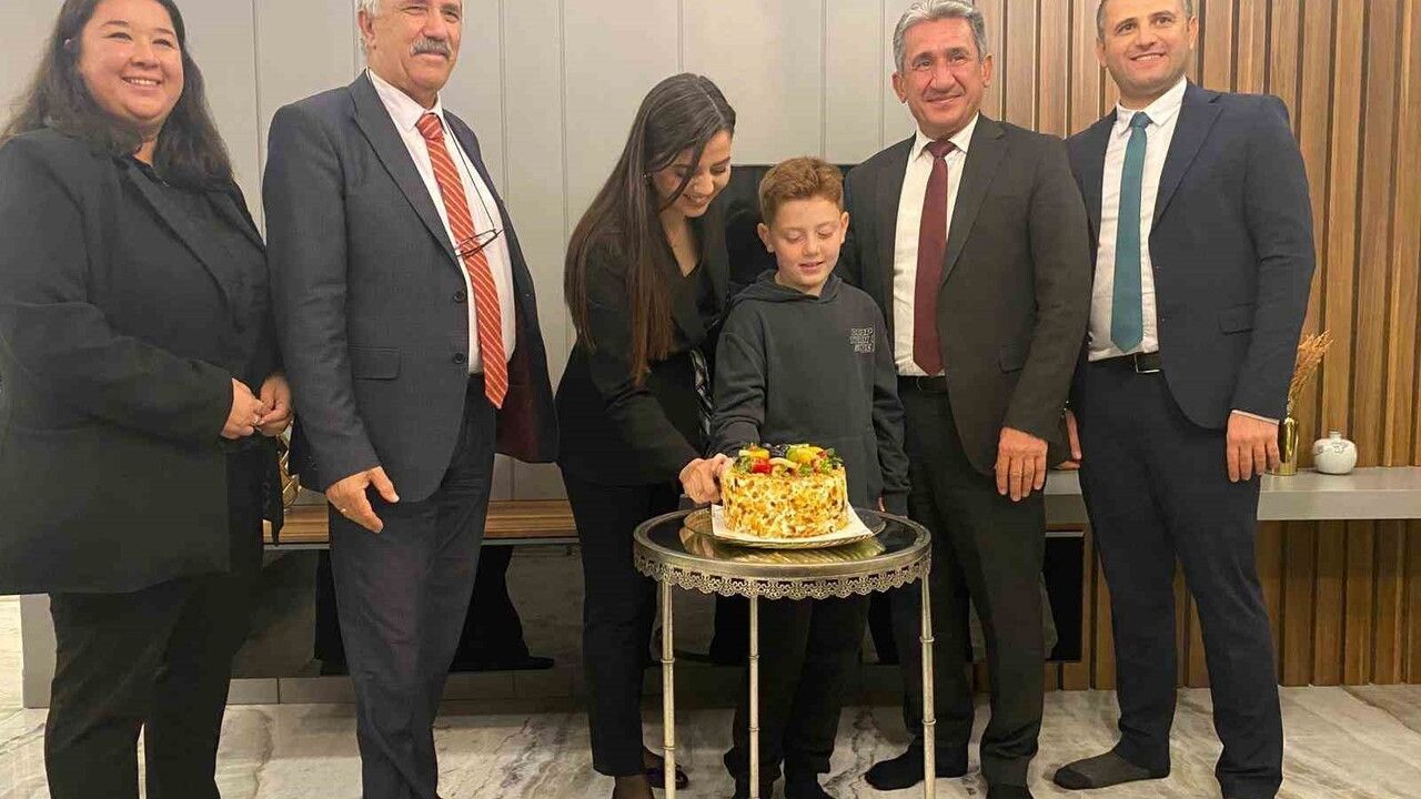 Menteşe'de iki öğretmene çifte kutlama: Öğretmenler Günü ve doğum günü aynı gün