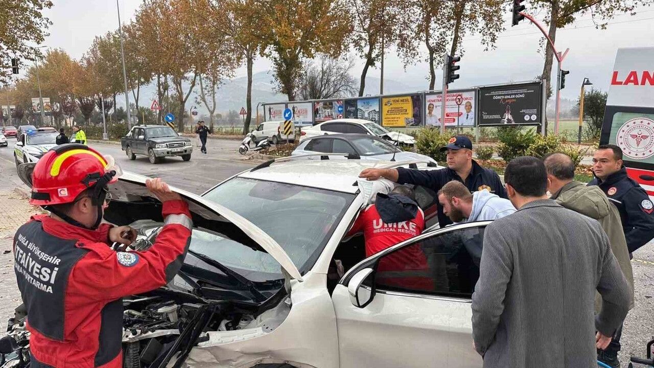 Menteşe’de kırmızı ışık ihlali iddiasıyla meydana gelen kazada iki kişi yaralandı