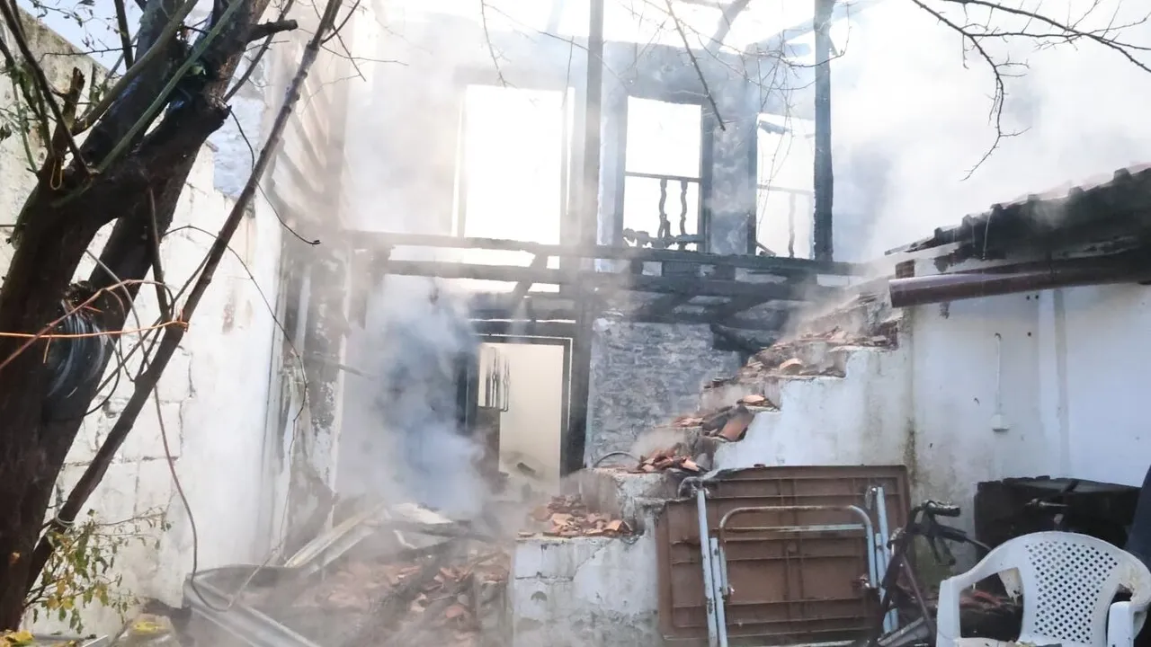 Menteşe'de sobadan kaynaklandığı iddia edilen yangın iki evi kullanılmaz hale getirdi