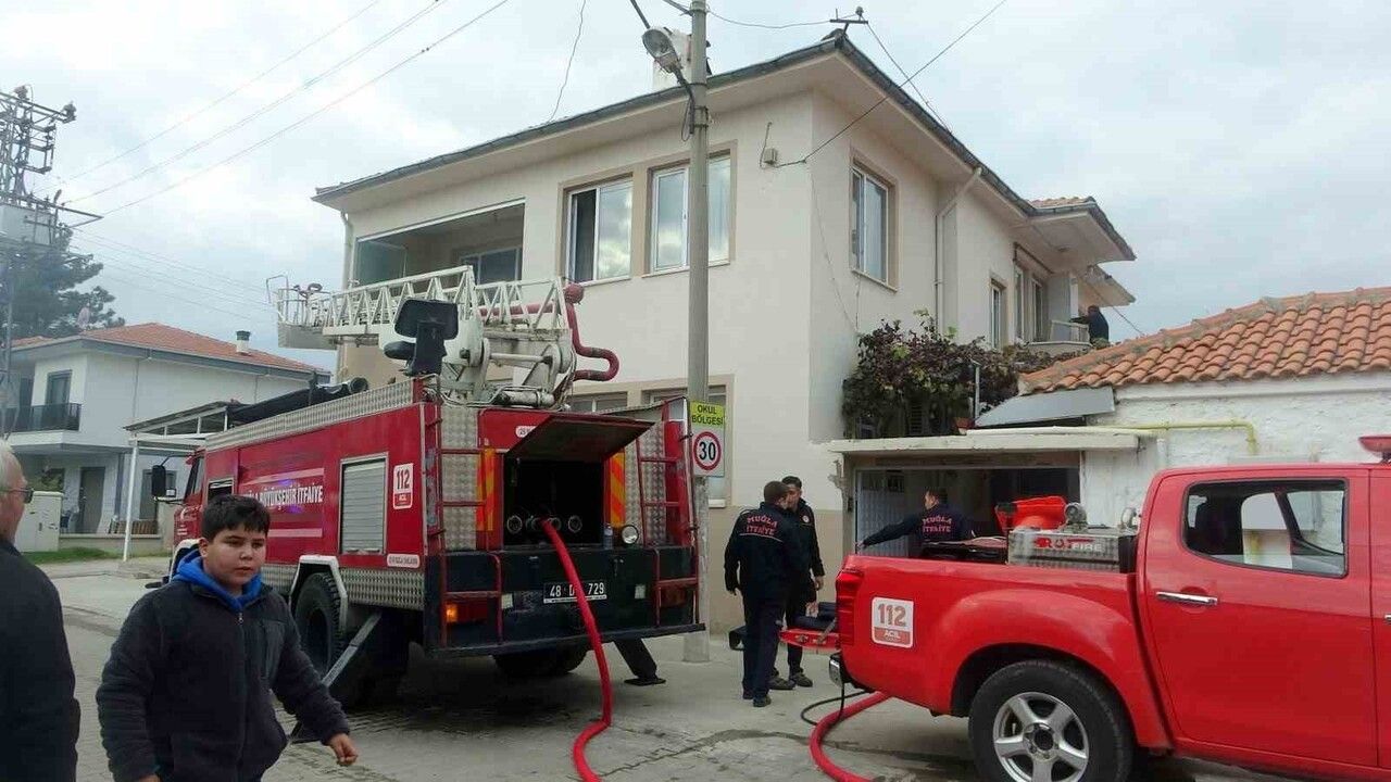 Menteşe Ortaköy'de iki katlı evde çıkan yangın itfaiye tarafından söndürüldü