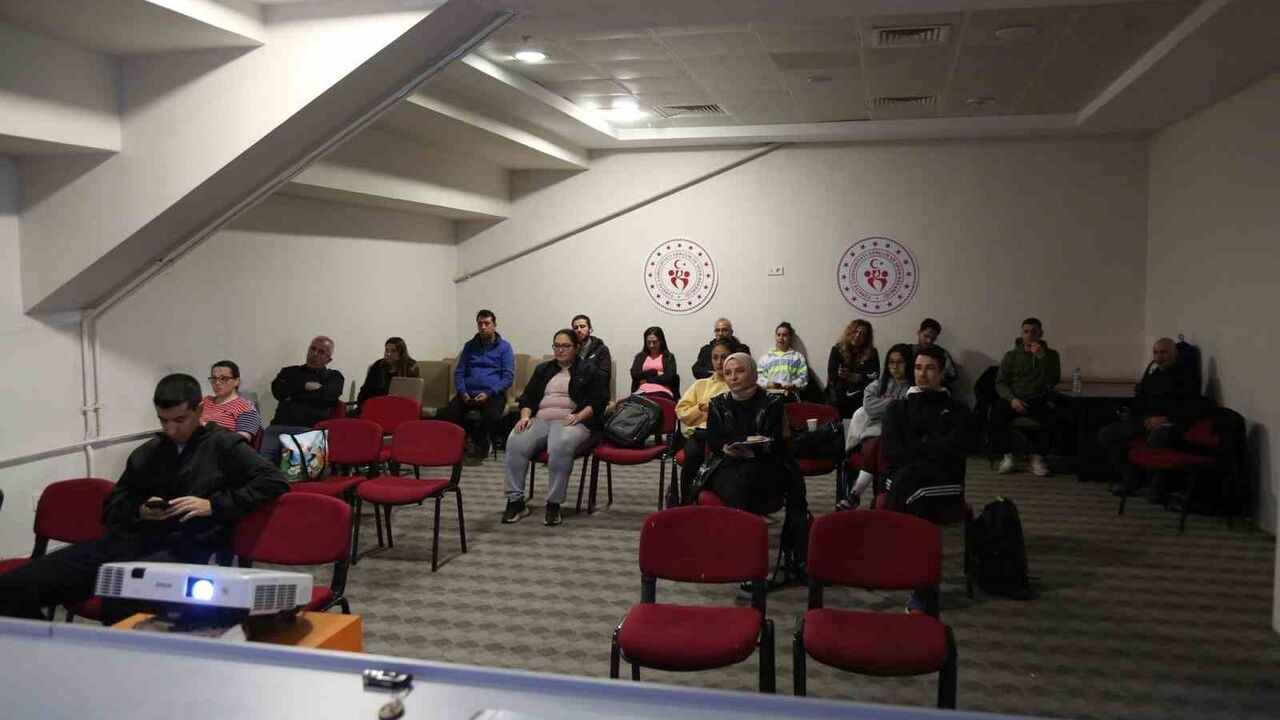 Menteşe Spor Salonu'nda Masa Tenisi Antrenörlük Eğitimleri Devam Ediyor