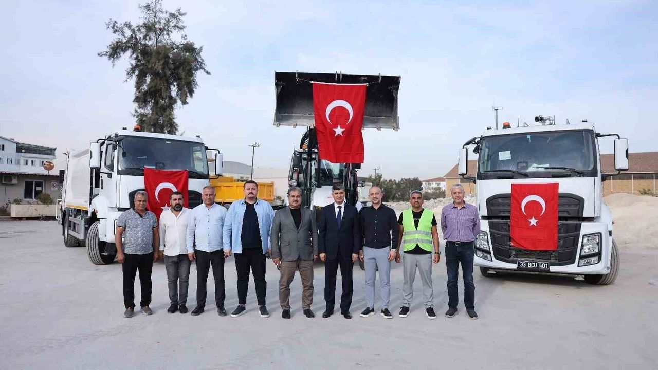 Mersin Akdeniz Belediyesi'ne hibe: kazıcı-yükleyici, çöp kamyonu ve su tankeri