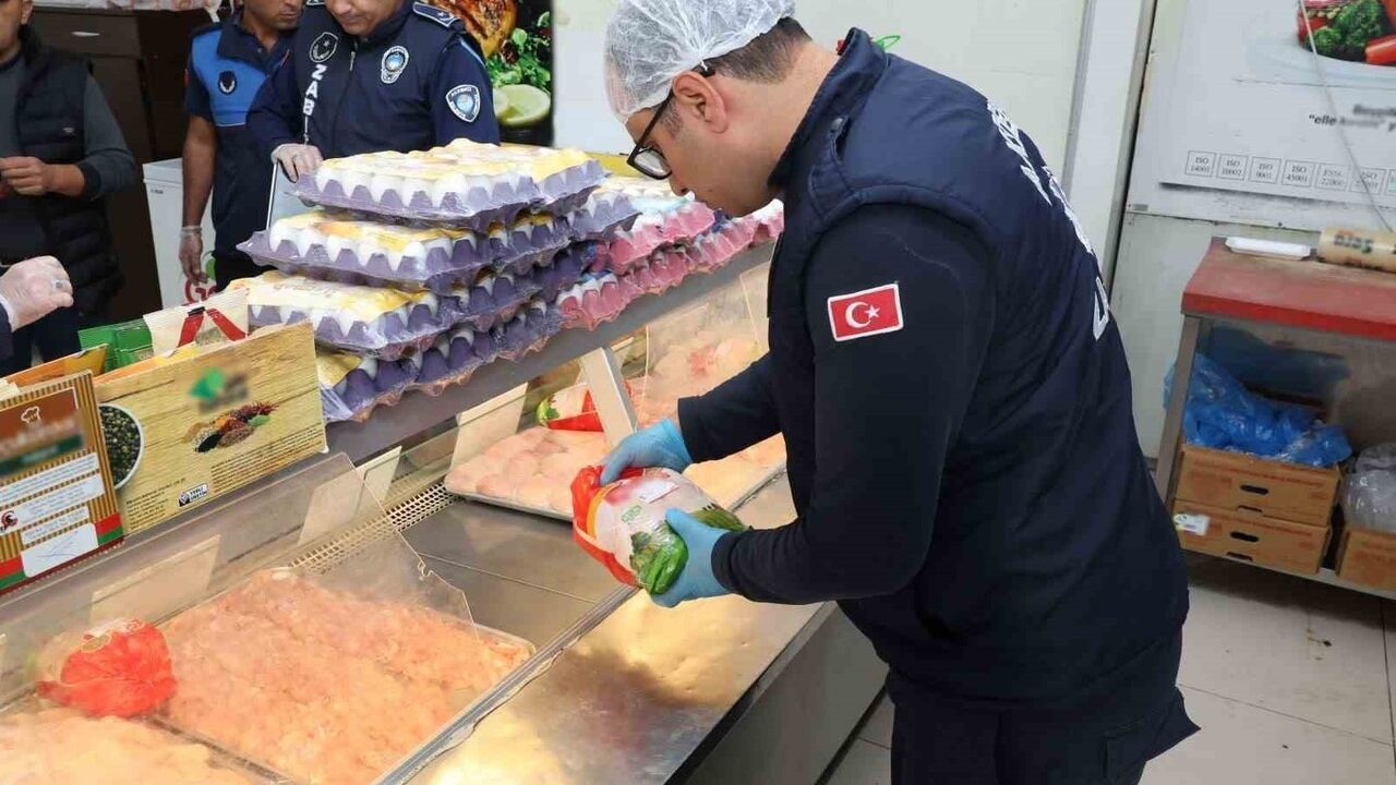 Mersin Akdeniz'de yemek imalatı yapan işletmelere kapsamlı gıda denetimi