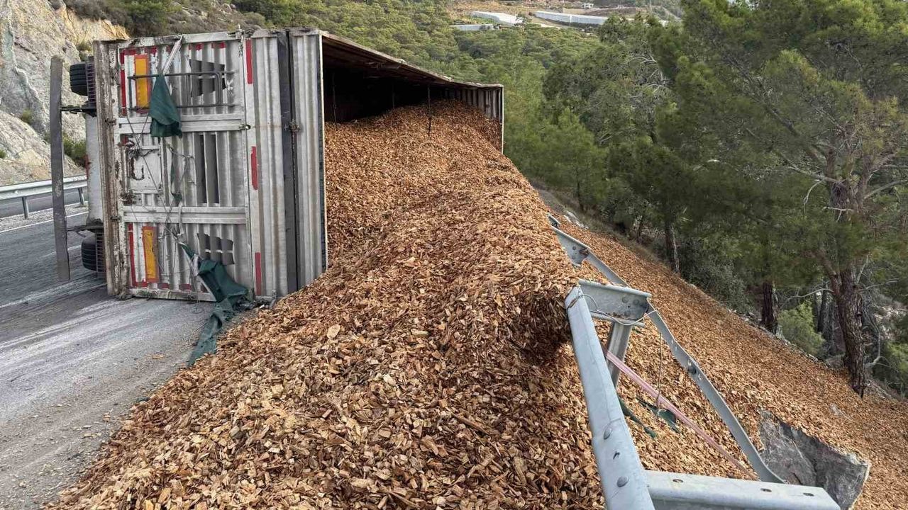 Mersin-Anamur D-400'de Tır Devrildi: Sürücü Hafif Yaralandı